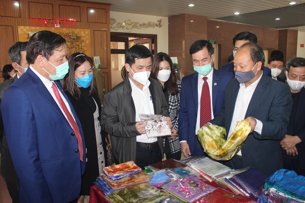 Phó Chủ tịch Liên minh HTX Việt Nam Nguyễn Văn Thịnh đi thăm gian hàng của các HTX trưng bày tại Hội nghị.