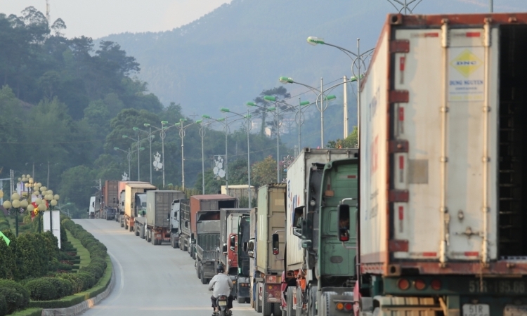 Hơn 4.000 xe hàng ùn tắc ở các cửa khẩu, có tài xế nằm chờ suốt 20 ngày
