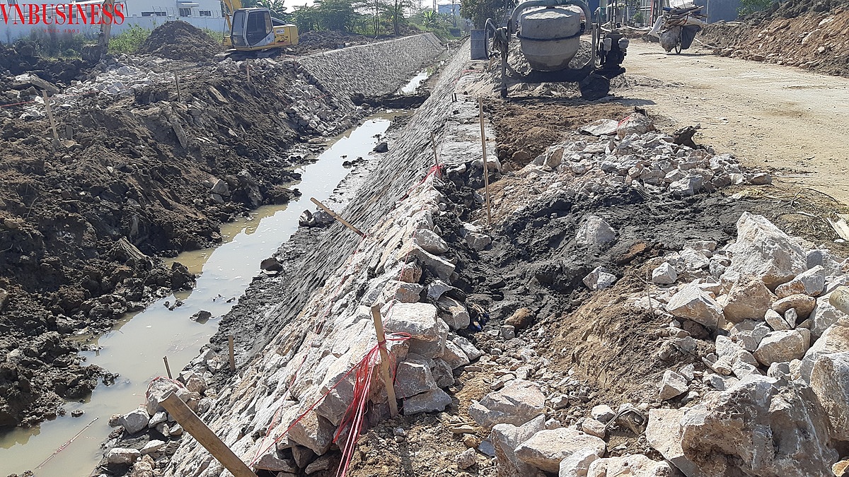 Đến thời điểm hiện tại, tuyến kè đã xây xong, tuy nhiên phía chủ đầu tư không thừa nhận việc tuyến kè đã xây chưa đúng thiết kế. Chủ đầu tư cho rằng tuyến kè này không được tính vào dự án, tuy nhiên lại không có văn bản điều chỉnh cắt giảm khối lượng?