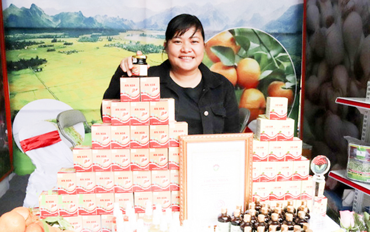 Hà Thị Thuận giới thiệu sản phẩm tại gian trưng bày, tiêu thụ của HTX.