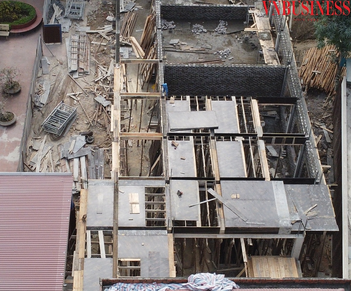 Công trình đang ghép cốt pha chuẩn bị đổ mái tầng 1.