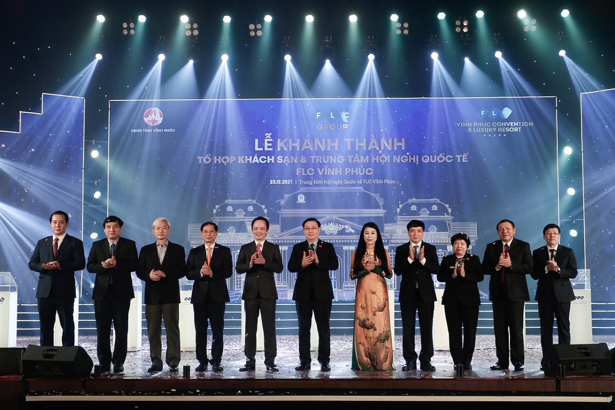 Chủ tịch Quốc Hội Vương Đình Huệ và các lãnh đạo trung ương và địa phương bấm nút khánh thành Tổ hợp khách sạn và Trung tâm Hội nghị Quốc tế FLC Vĩnh Phúc.