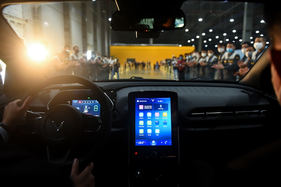 Khách hàng tìm hiểu về các tính năng của xe VinFast VF e34 trước khi lái ra khỏi dây chuyền sản xuất.