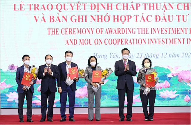 Trong sự kiện, tỉnh Hưng Yên đã trao quyết định đầu tư cho 09 dự án, trong đó dự án nhà máy sữa của Vinamilk và Vilico có vốn đầu tư lên đến 4.600 tỷ đồng.