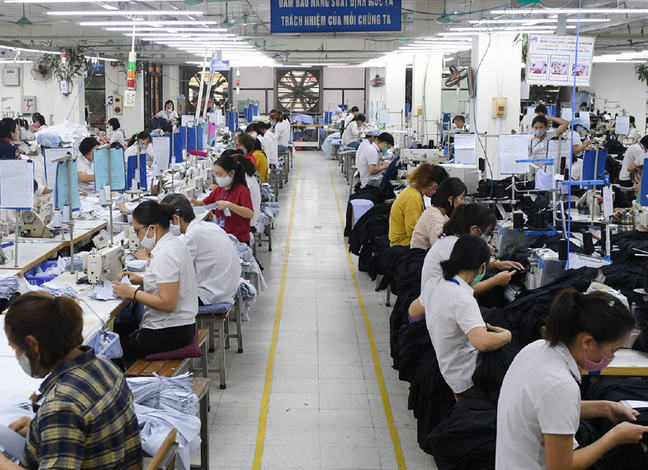 Cộng đồng doanh nghiệp Việt Nam đang tận dụng rất tốt việc mở cửa của nền kinh tế để phục hồi sản xuất, kinh doanh trong năm 2022. (Ảnh: một xưởng may của công ty May 10)