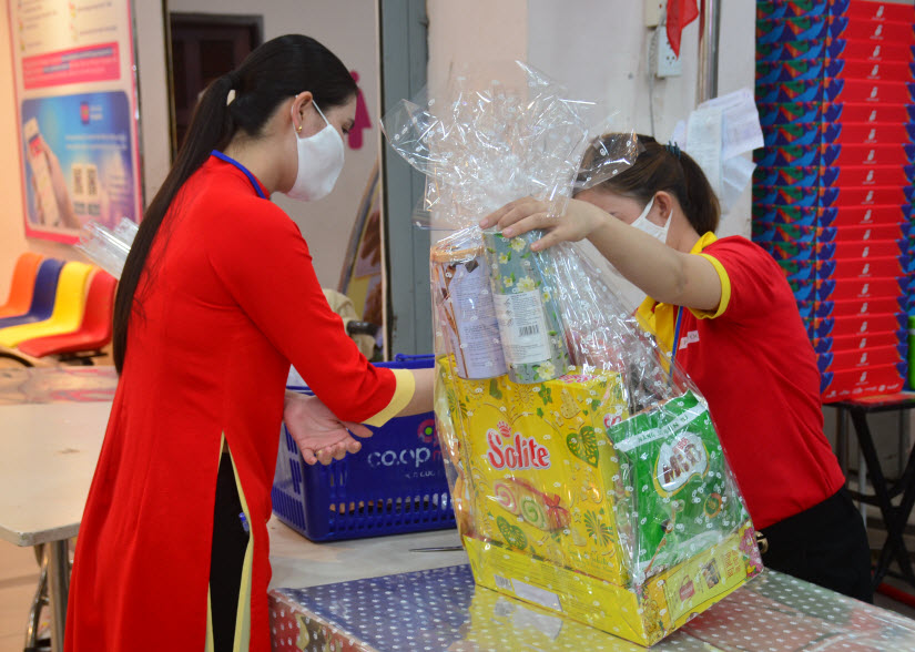 Khách hàng có thể chọn lựa các giỏ quà Tết theo sở thích, nhu cầu riêng với đa dạng về mẫu mã, giá cả.