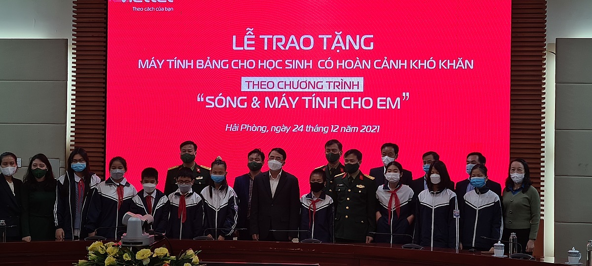 Đại diện nhà tài trợ Viettel cùng lãnh đạo UBND TP Hải Phòng và đại diện các học sinh nhận máy tính bảng.