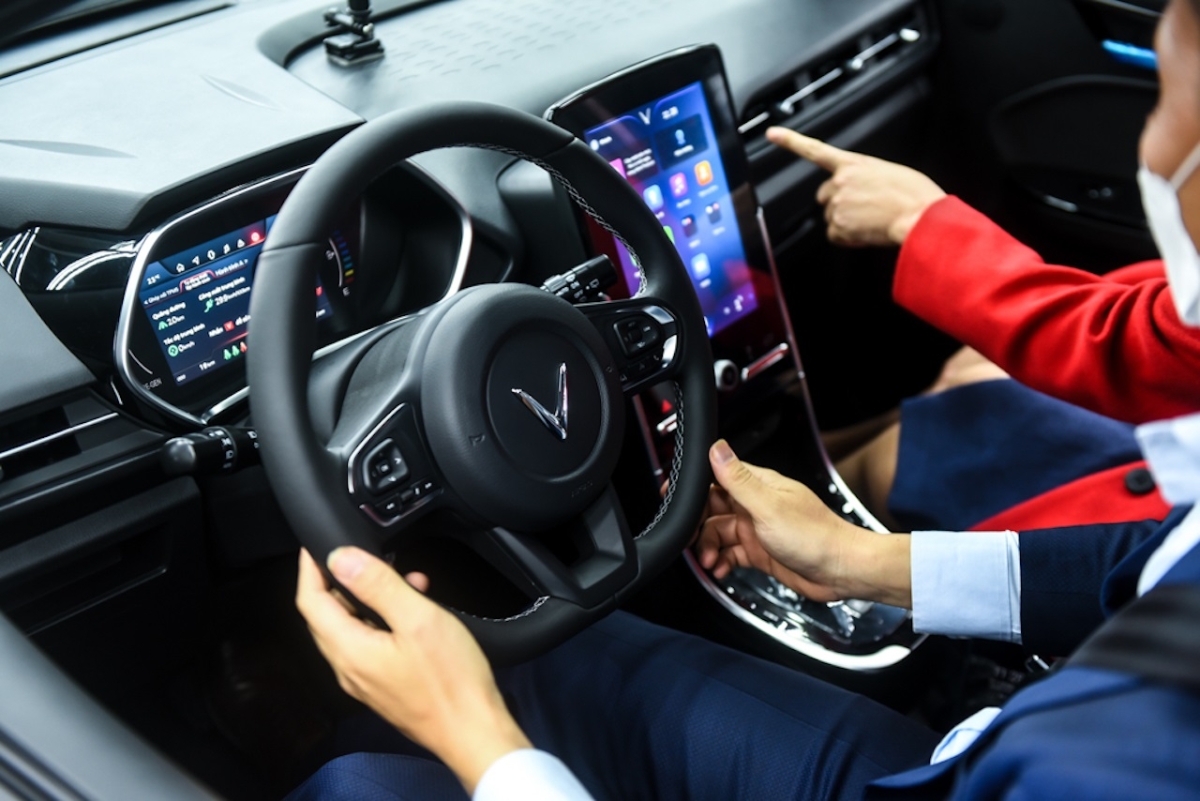 Tính năng thông minh trên VF e34 cũng là điểm nhấn đáng chờ đợi. Nổi bật trên VF e34 là công nghệ trợ lí ảo điều khiển bằng giọng nói với khả năng nhận diện tiếng Việt đa vùng miền và khả năng đối đáp linh hoạt, khéo léo như một người bạn.