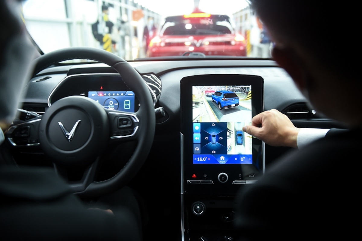 Khách hàng được trực tiếp trải nghiệm tính năng quan sát toàn cảnh 360 độ (SVM) trên VF e34 - một trong những tính năng được đánh giá cao về khả năng hỗ trợ người dùng trong thực tế. Ngoài ra, VF e34 cũng được trang bị hàng loạt tính năng thông minh khác như: kết nối mua sắm trực tuyến, đặt lịch dịch vụ khám chữa bệnh với Vinmec, đặt lịch dịch vụ vui chơi giải trí và đặt vé máy bay trên ứng dụng Vinpearl,...