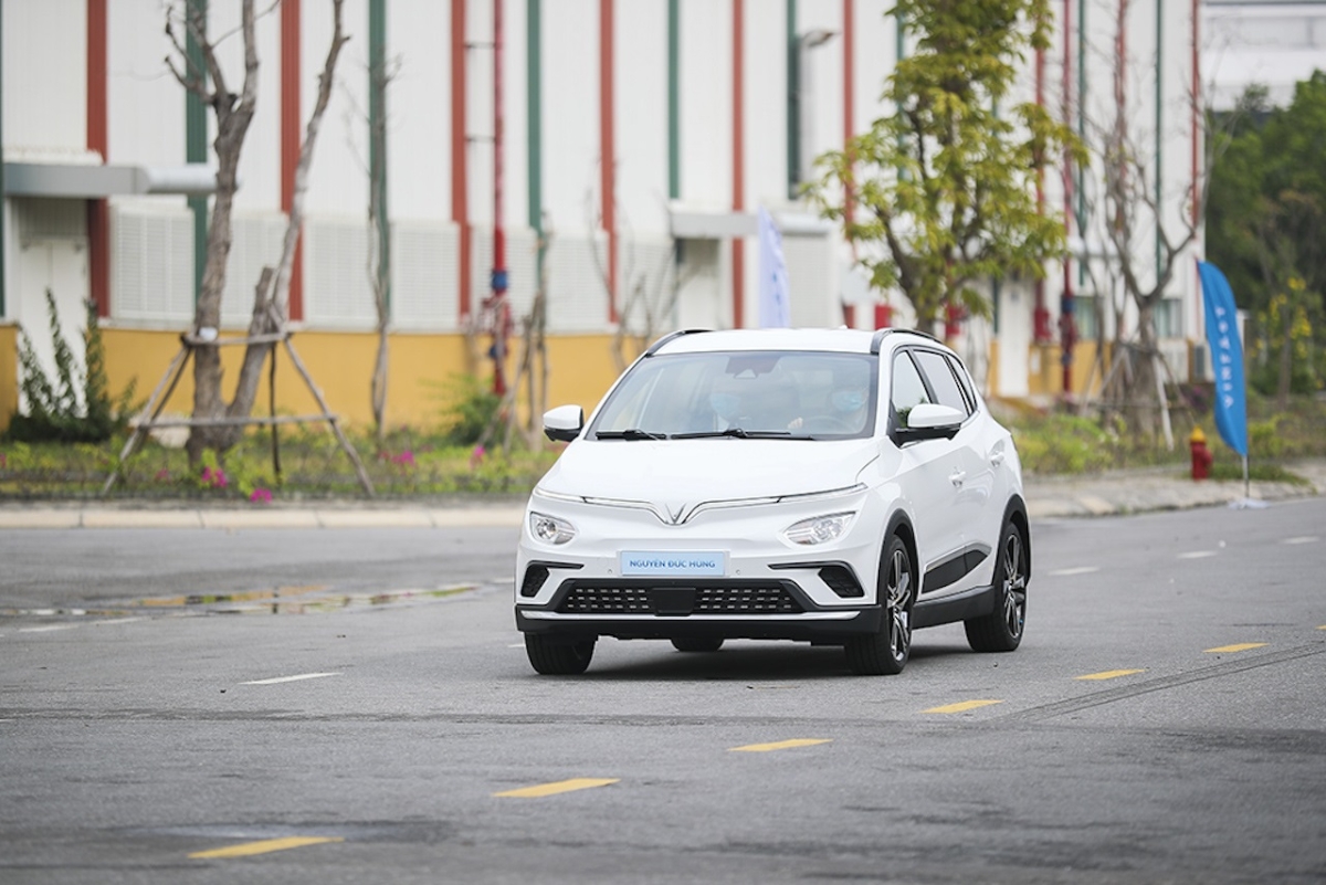 Dự kiến, trong tháng 1/2022, VinFast sẽ tiếp tục bàn giao thêm khoảng 2.000 xe VF e34 cho các khách hàng đã đặt cọc trước. Mở bán lần đầu vào cuối tháng 3/2021, VF e34 đã tạo nên cơn sốt tại Việt Nam với hơn 25.000 lượt đặt cọc chỉ sau hơn 3 tháng - một kỉ lục trên thị trường xe Việt.