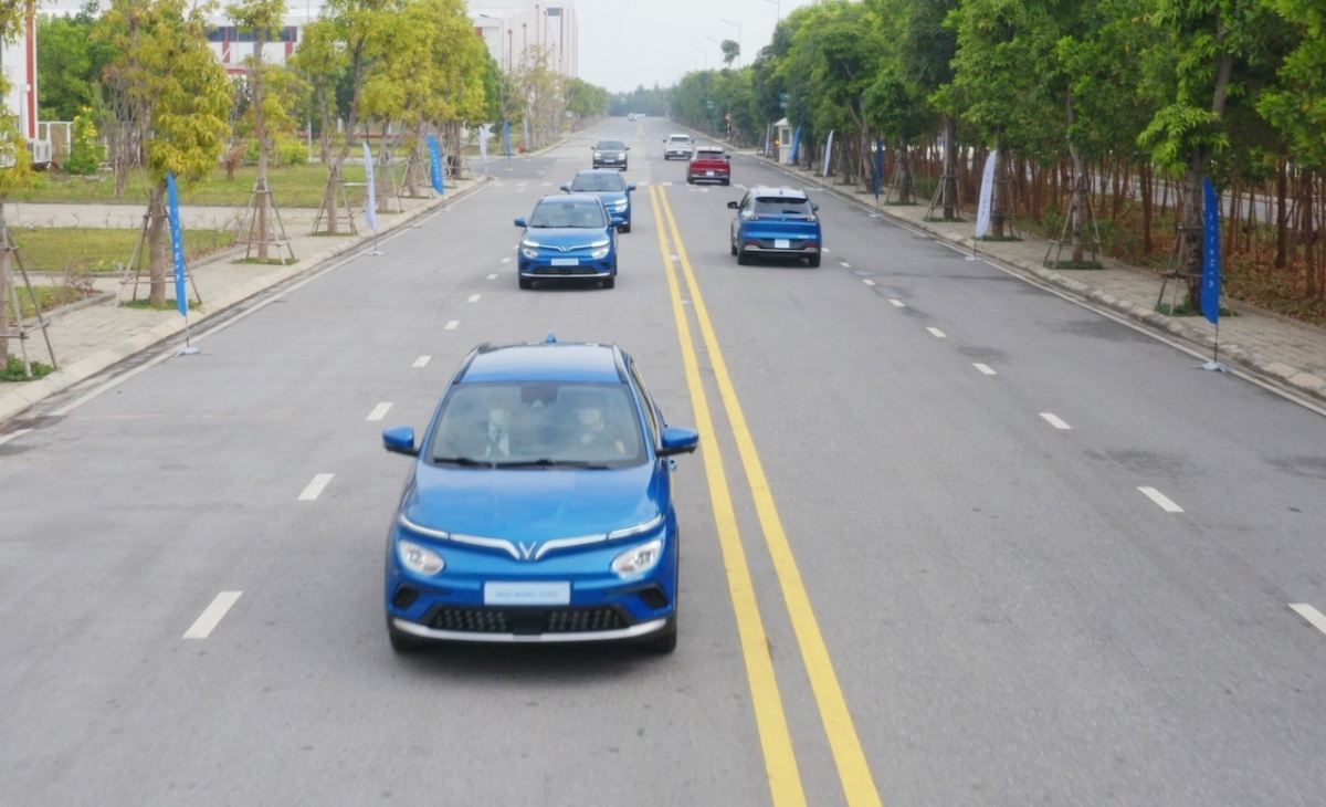 Ngoài VF e34, dải sản phẩm ô tô điện của VinFast hiện đã có thêm VF e35 và VF e36 (ra mắt tại Los Angeles Auto Show 2021). Hãng cũng công bố chuẩn bị giới thiệu thêm 3 mẫu xe mới tại Triển lãm điện tử tiêu dùng CES vào đầu tháng 1/2022 (Las Vegas, Mỹ). Theo các chuyên gia, những nhân tố tiên phong như VinFast sẽ góp phần thúc đẩy kỉ nguyên xe điện đến sớm hơn trên toàn cầu.