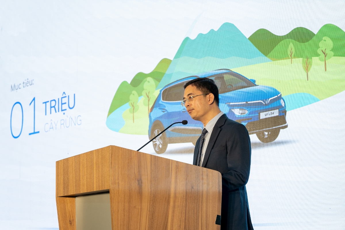 Trước khi chính thức bàn giao xe, ông Hoàng Chí Trung - Tổng Giám Đốc Công ty VinFast Trading Việt Nam công bố chi tiết về chính sách thuê bao pin cho người dùng tại Việt Nam. Mức thuê bao hàng tháng sẽ là 657.500 đồng/tháng cho quãng đường tối đa 500km/tháng. Nếu đi quá 500km/tháng, khách hàng sẽ trả thêm phí thuê pin là 1.315 đồng/km vượt. Khách hàng có thể tự sạc pin cho xe tại nhà bằng bộ sạc di động tặng kèm (công suất 2,2 kW) hoặc bộ sạc treo tường lắp thêm (công suất 7,4 kW, có giá “3 không” là 9,4 triệu đồng) và chi trả tiền điện phát sinh theo hoá đơn điện sinh hoạt hàng tháng của gia đình. Nếu sạc xe tại các trạm sạc công cộng của VinFast, mức phí là 2.834 đồng/kWh (chưa bao gồm VAT), tương đương đơn giá điện bậc 5 do Bộ Công Thương công bố ngày 20/03/2019.