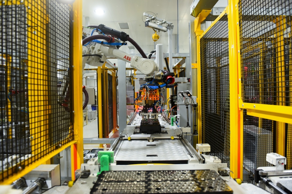 Đặc biệt, hơn 25.000 khách hàng đầu tiên sẽ được hãng tặng 12 tháng thuê pin miễn phí theo chính sách cũ, tương đương 17,4 triệu đồng. Các chính sách mới được công bố đều nhận được sự hồ hởi và đánh giá cao từ các khách hàng, vì đã cho thấy sự lắng nghe, tiếp thu những phản hồi theo hướng tối ưu lợi ích cho khách hàng. Các chính sách đã được VinFast tính toán kỹ để đảm bảo chi phí thuê pin và sạc điện cơ bản tương đương chi phí vận hành của xe xăng cùng phân khúc.