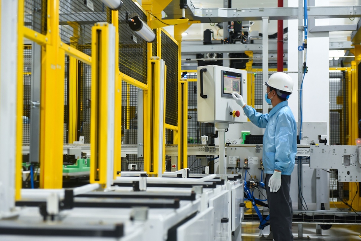 Những vị khách có mặt tại Hải Phòng cũng được tham quan Xưởng pin - một trong những nơi quan trọng nhất để làm nên những chiếc xe xanh. Đây là dây chuyền gần như tự động hoàn toàn với hệ thống robot lắp ráp, các máy hàn tự động. Để đảm bảo tiêu chuẩn cao nhất về pin, xưởng cũng trang bị hàng loạt hệ thống máy móc hiện đại được nhập từ các hãng nổi tiếng trên thế giới như hệ thống làm sạch plasma, hút chân không, hệ thống bơm keo, hệ thống kiểm tra rò khí, kiểm tra an toàn,...