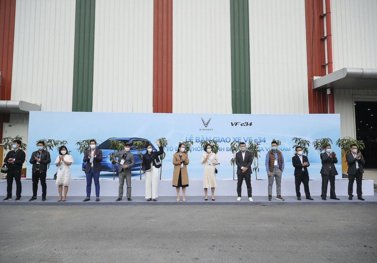 Các vị khách này cũng là người đã góp những cây xanh đầu tiên cho dự án Vì một tương lai xanh cho mọi người do VinFast phát động với mục tiêu trồng mới 1 triệu cây rừng của VinFast. Cụ thể, với mỗi xe ô tô điện VinFast được bán ra tại Việt Nam, VinFast sẽ đóng góp một cây rừng cho các dự án phủ xanh và phục hồi rừng đầu nguồn.