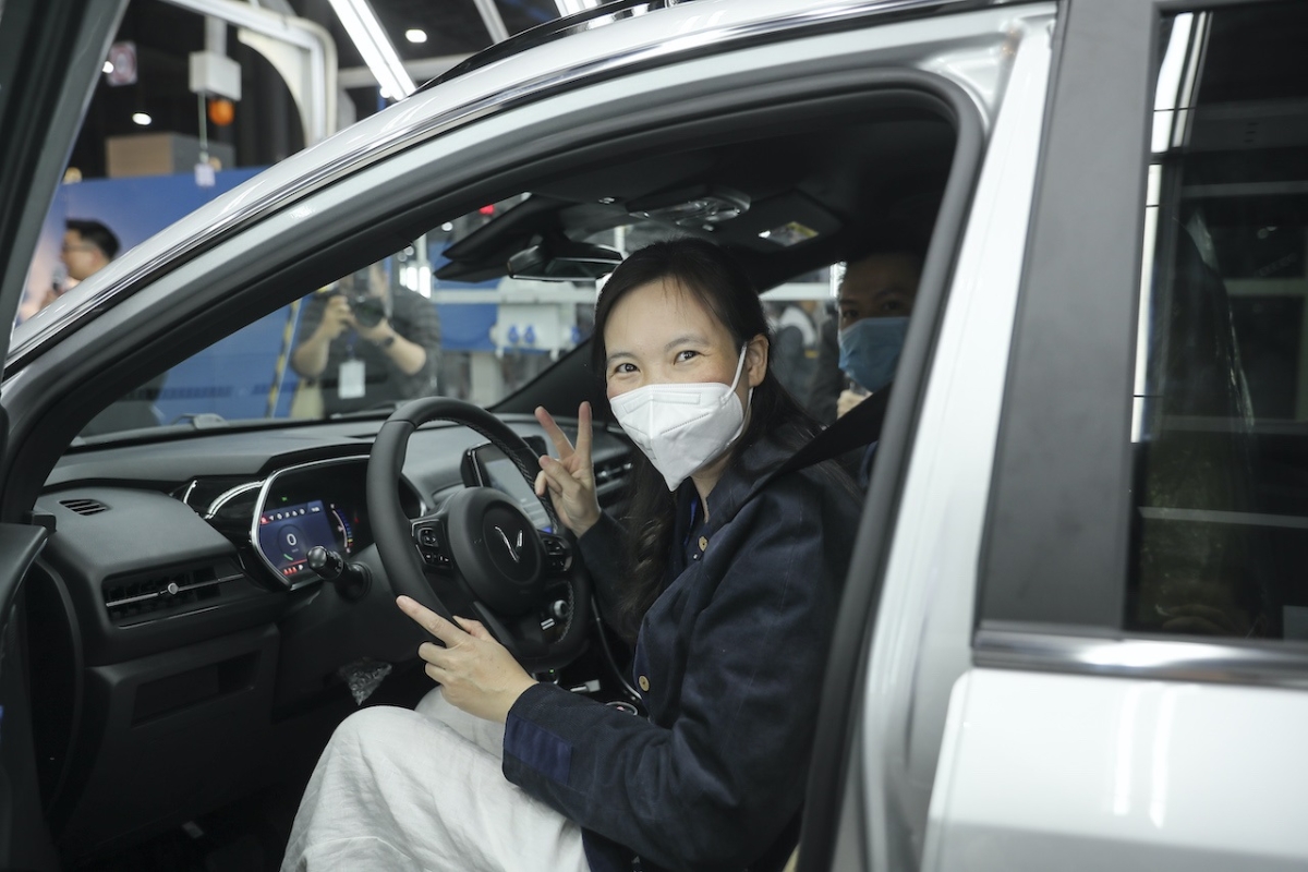 Có mặt tại lễ bàn giao xe VF e34, chị Phạm Thị Kim Ngọc (Hà Nội) hào hứng: Ấn tượng thấy ngay là nội thất đẹp, sang, thân thiện. Mặc dù đã ngắm trước hình ảnh VF e34 nhưng được nhìn tận nơi vẫn thấy bị cuốn hút vì thiết kế quá đẹp và dễ nhận diện của VinFast. Tuy nhiên, điều quan trọng hơn khi lựa chọn VF e34 theo chị Ngọc là mong muốn hướng tới một tương lai tiêu dùng xanh và bền vững.