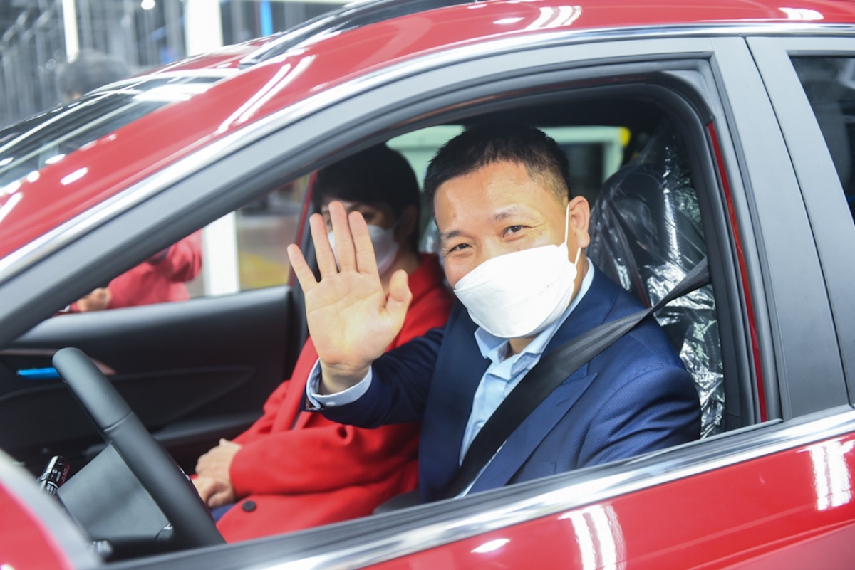 Ông Nguyễn Mạnh Thắng (Hà Nội), một trong những khách hàng đặt cọc VF e34 sớm nhất, chia sẻ cảm giác lạ và hào hứng khi được tự tay cầm lái chiếc xe điện. Ông Thắng tỏ ra ưng ý với chính sách thuê pin của VinFast với quãng đường tối thiểu đã giảm xuống để phù hợp hơn với khách hàng.