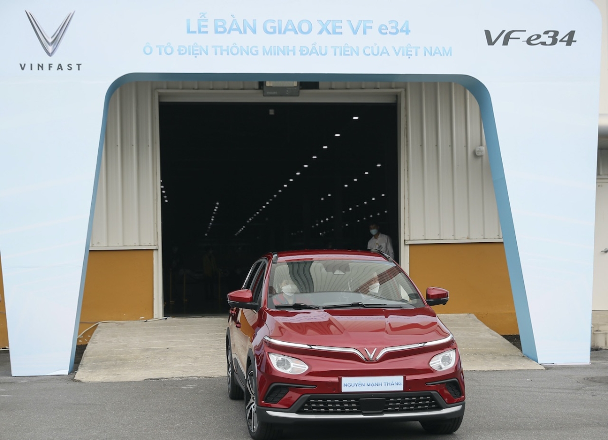 Khoảnh khắc đáng nhớ khi những chiếc xe điện thông minh Made in Vietnam đầu tiên do chính tay khách hàng cầm lái chạm bánh xuống mặt đường. Trải nghiệm thực tế VF e34 khiến những vị khách cảm thấy phấn khích với khả năng vận hành êm ái, tăng tốc không độ trễ - điều hoàn toàn khác biệt so với những chiếc xe sử dụng động cơ đốt trong truyền thống.