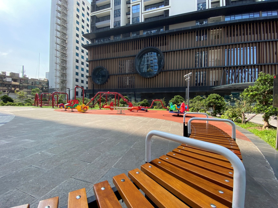 Khuôn viên đường dạo bộ, sân chơi cho trẻ rộng rãi, thoáng mát và tràn ngập sắc xanh của thiên nhiên.