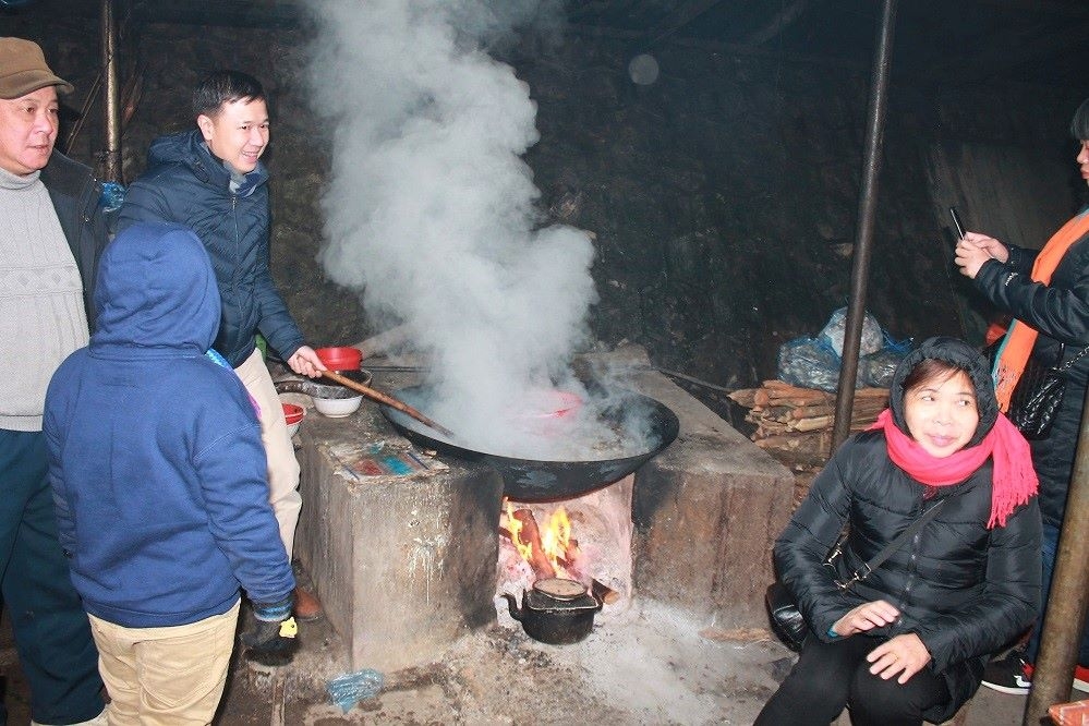 Chảo thắng cố sôi sục nghi ngút khói giữa ngày lạnh thu hút rất nhiều khách du lịch đến ăn thử một lần cho biết và để chụp ảnh!
