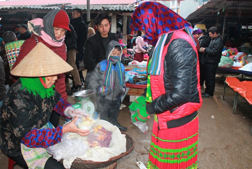 Thúng xôi ngũ sắc trắng, vàng, tím, đỏ, xanh - thức quà đậm hương vị núi rừng Hà Giang.