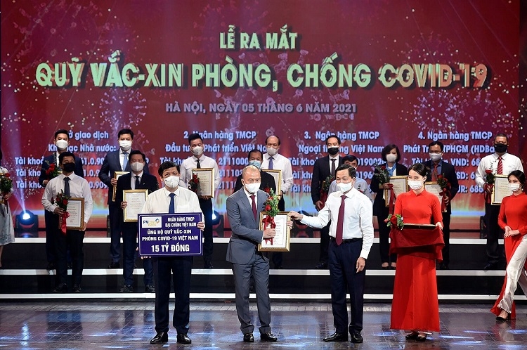 Ngay từ khi làn sóng Covid-19 bùng phát lần đầu tiên vào cuối năm 2019 đến nay, PVcomBank là một trong những đơn vị luôn đi đầu, tích cực đồng hành cùng Chính phủ, Bộ Y tế và các địa phương trên toàn quốc trong công cuộc phòng, chống dịch. Bằng những hành động thiết thực, PVcomBank mong muốn chung tay sớm đẩy lùi dịch bệnh, đưa cuộc sống người dân trở lại bình thường, đời sống kinh tế xã hội phát triển mạnh mẽ trở lại. PVcomBank tự hào được “chia lửa” cùng Chính phủ trong cuộc chiến đẩy lùi dịch bệnh, bảo vệ cộng đồng. Ủng hộ Quỹ Vaccine phòng chống Covid-19 không chỉ là trách nhiệm, mà hơn thế, còn là mong muốn từ tâm của Ban lãnh đạo Ngân hàng, hướng tới một cộng đồng Việt Nam an toàn vượt qua cơn bão Covid-19, để mọi mặt đời sống kinh tế xã hội sớm được phục hồi.