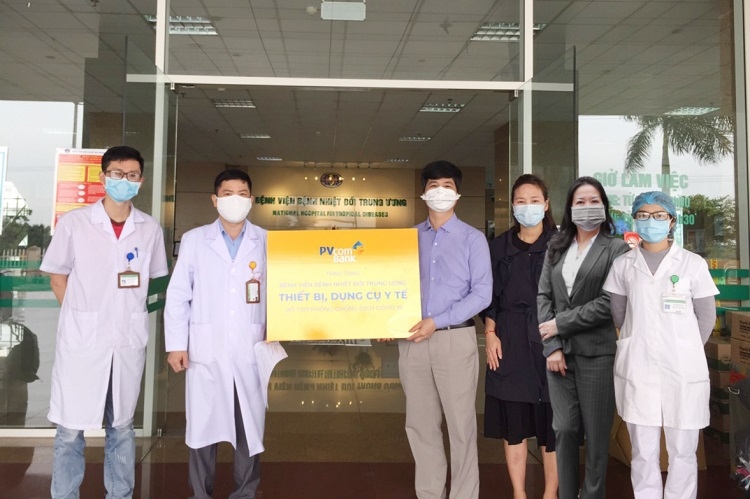 Trong những giai đoạn cao điểm, các cơ sở y tế tuyến đầu luôn phải đối mặt với sự quá tải về các ca bệnh, thiếu hụt vật tư y tế. 40.000 bộ xét nghiệm virus SARS-CoV 2 cùng nhiều trang thiết bị vật tư đã được PVcomBank trao tặng các địa phương và nhiều bệnh viện trên địa bàn Hà Nội, góp phần bổ sung nguồn lực, hỗ trợ các đơn vị đẩy nhanh việc xét nghiệm, triển khai hiệu quả công tác khoanh vùng dập dịch, điều trị Covid-19.