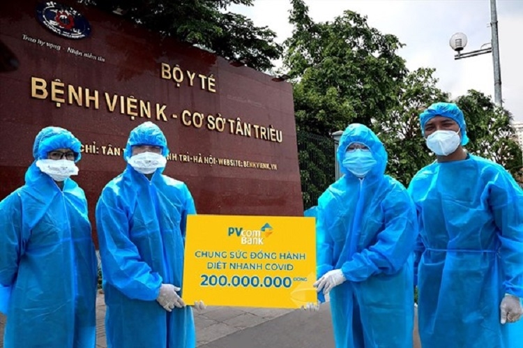 Trong cuộc chiến “chống dịch như chống giặc”, không ai khác đội ngũ cán bộ ngành Y tế chính là những chiến sĩ áo trắng quả cảm ngày đêm phải đối mặt với hiểm nguy cả về mặt thể chất và tinh thần. Sự ủng hộ kịp thời của PVcomBank đã tiếp thêm động lực, để đội ngũ y bác sỹ Bệnh viện K Tân Triều có thêm sức mạnh, thêm vững tâm cùng “vượt bão”, tiếp tục thực hiện sứ mệnh cứu người đầy nhân văn và cũng đầy tinh thần hy sinh của mình.