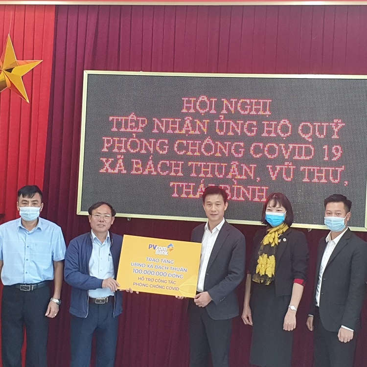 Tiếp nối nhiều hoạt động ủng hộ, hỗ trợ trong công tác tác phòng, chống dịch Covid-19, với vai trò là một tổ chức tín dụng có đơn vị kinh doanh hoạt động tại tỉnh Thái Bình, PVcomBank luôn chú trọng tham gia và ủng hộ công tác an sinh xã hội trên địa bàn, sẵn sàng đồng hành cùng địa phương trong công tác đẩy lùi dịch bệnh.