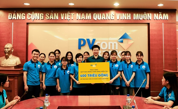 Đầu tư cho giáo dục là sự đầu tư cho tương lai của đất nước. Với cương vị đồng sáng lập, PVcomBank tiếp tục cùng “Quỹ Thắp sáng niềm tin” viết tiếp hành trình đầy nhân văn, tiếp thêm động lực, khát vọng trên con đường đến trường của học sinh, sinh viên nghèo hiếu học.