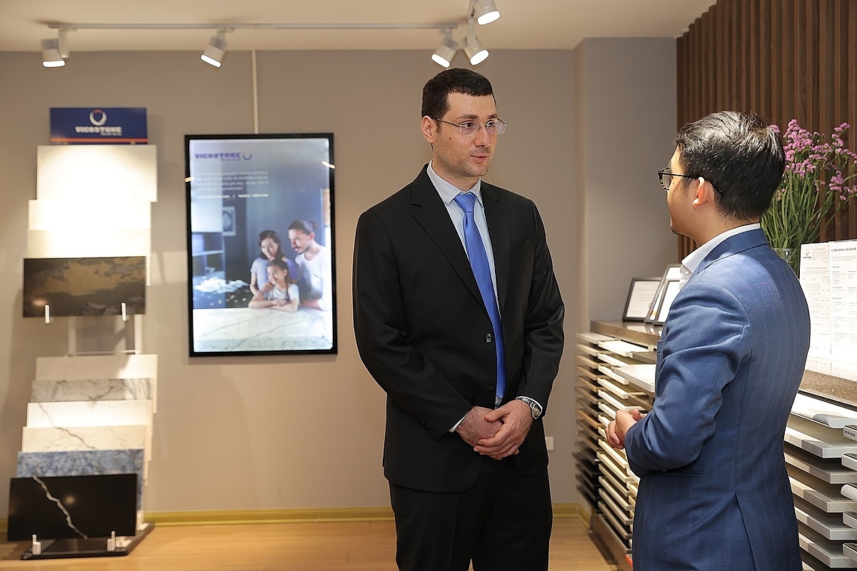 Nhân viên Vicostone đang giới thiệu sản phẩm cho khách hàng tại Showroom.