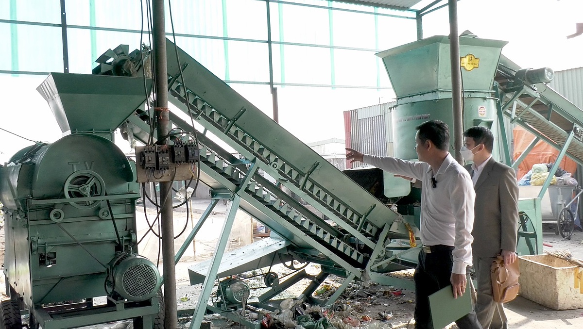 Anh Trần Văn Trường cùng cán bộ Trung tâm KHCN&MT đánh giá hiệu quả của thiết bị phân loại rác thải.