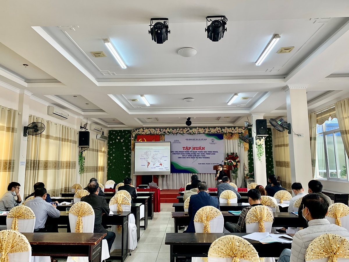 Trung tâm đã tổ chức lớp tập huấn với mục đích nâng cao nhận thức về giảm thiểu rác thải nhựa, chuyển giao công nghệ thu gom, phân loại, xử lý hiệu quả rác thải nhựa cho thành viên của HTX Môi trường Xanh và các HTX trong khu vực.