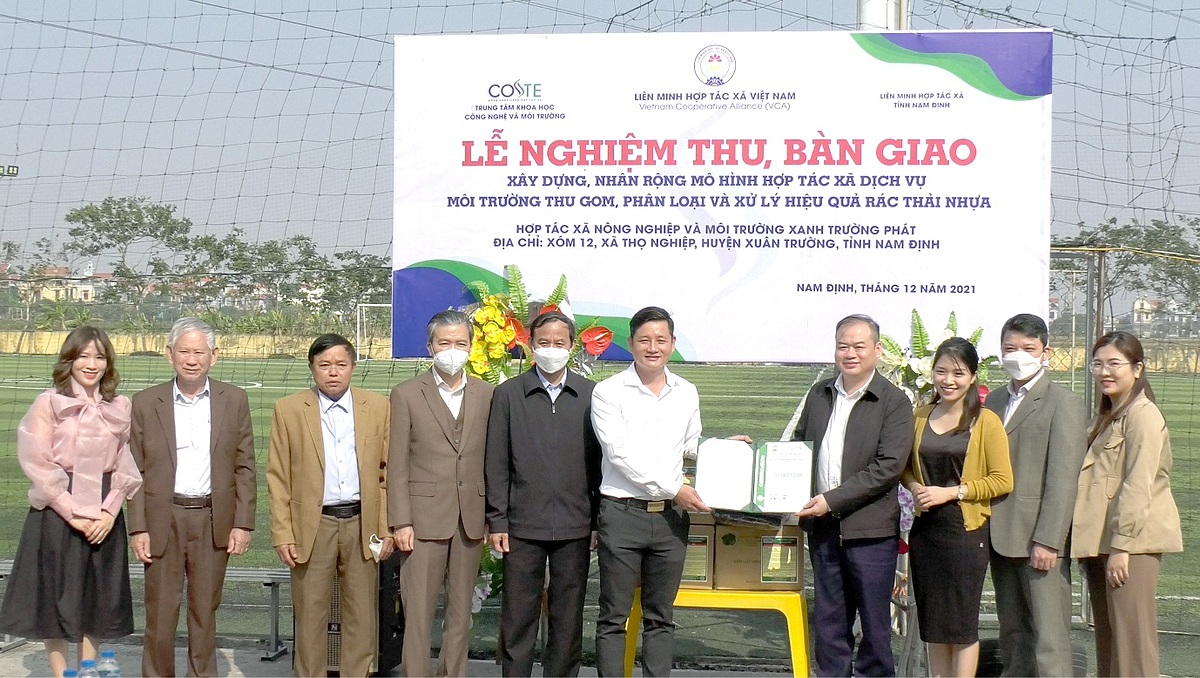 Trung tâm KHCN&MT – Liên minh HTX Việt Nam đã phối hợp với Liên minh HTX tỉnh Nam Định tổ chức nghiệm thu và bàn giao các nội dung hỗ trợ xây dựng mô hình HTX thu gom, phân loại và xử ý hiệu quả rác thải nhựa.