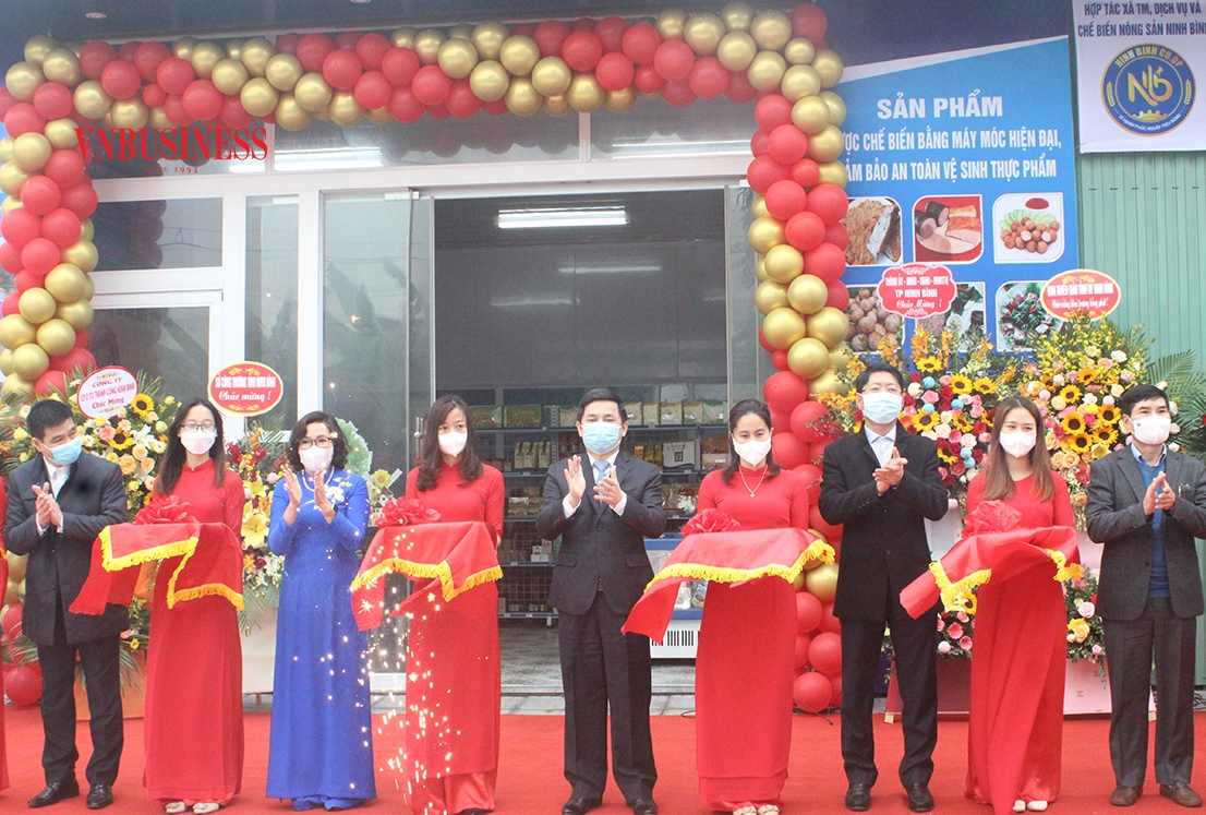 Lễ cắt băng khai trương cửa hàng tiêu thụ nông sản của HTX Ninh Bình CO.OP ngày 31/12/2021.