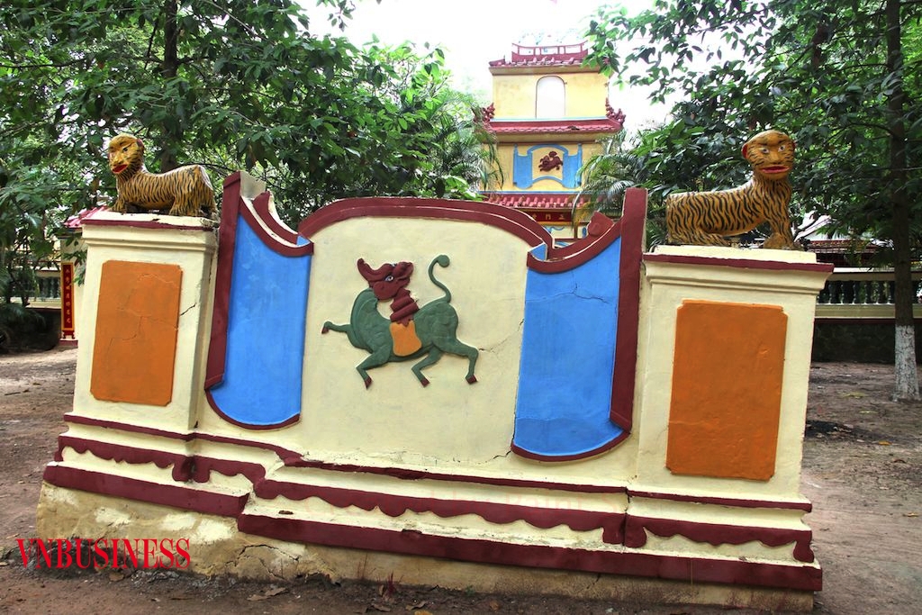 Nhiều ngôi đình làng ở Nam Bộ đều có ban thờ thần cọp.