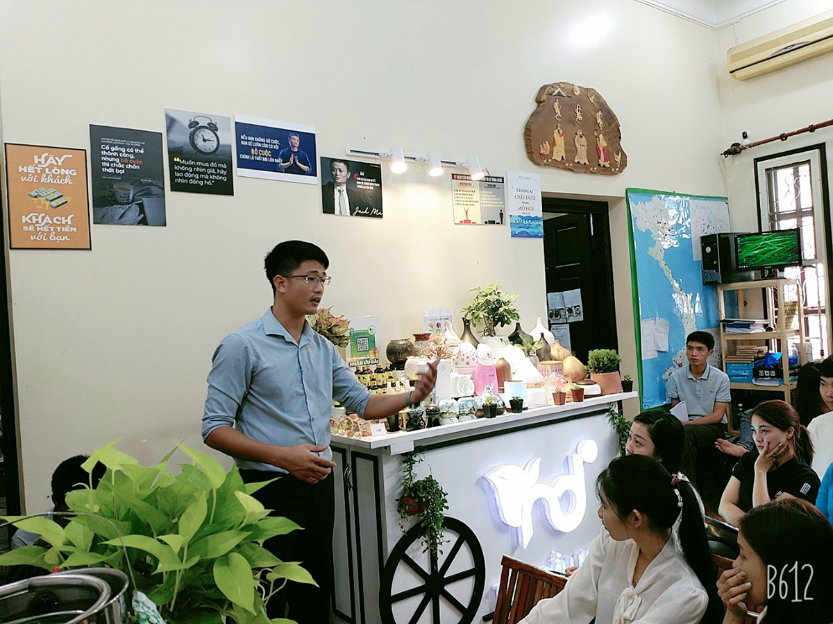 Quyết định tiếp nhận lại cửa hàng tinh dầu từ bà chủ cũ giữa muôn trùng khó khăn là bước ngoặt thay đổi cuộc đời Nam.