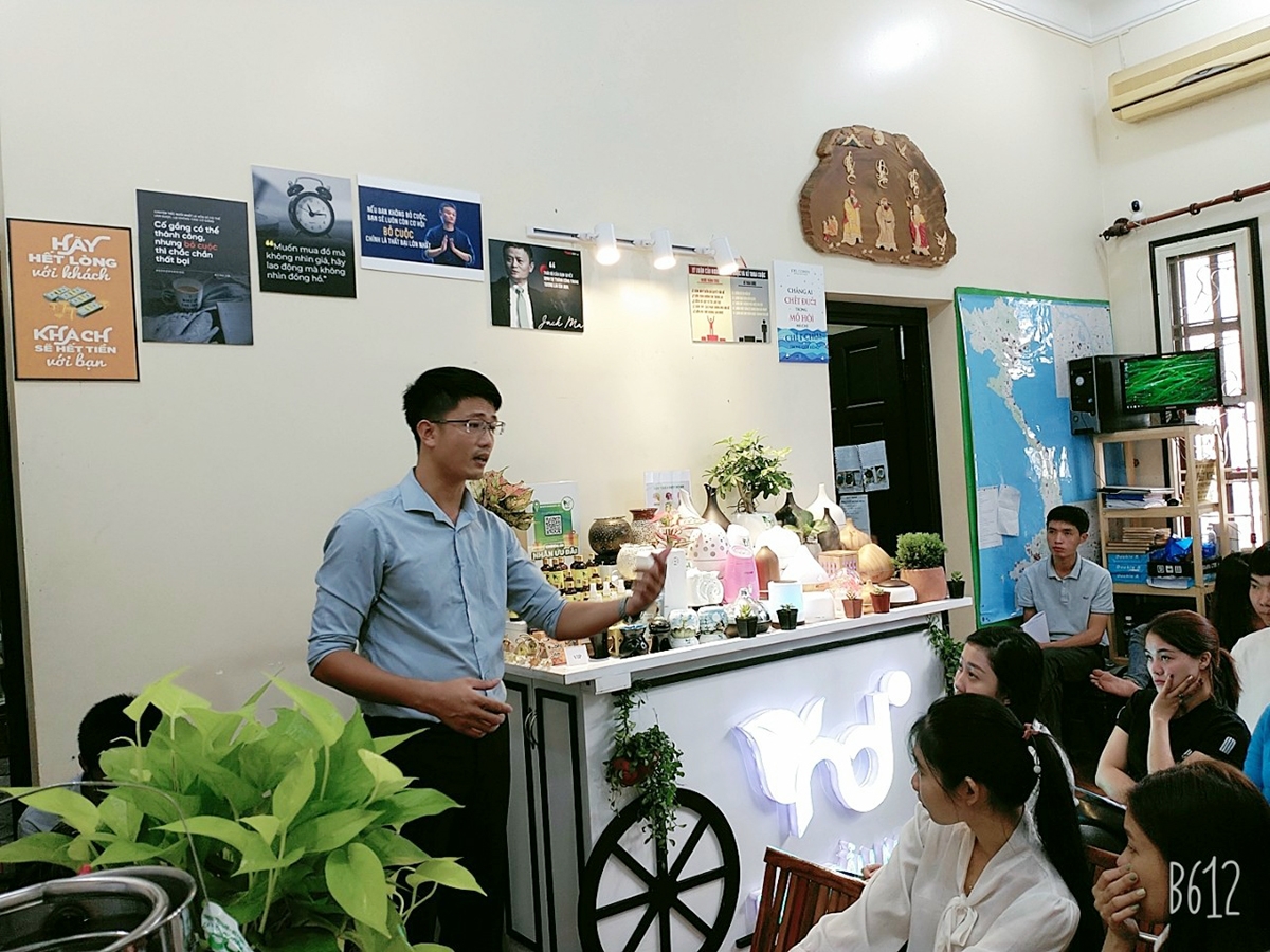 Quyết định tiếp nhận lại cửa hàng tinh dầu từ bà chủ cũ giữa muôn trùng khó khăn là bước ngoặt thay đổi cuộc đời Nam.