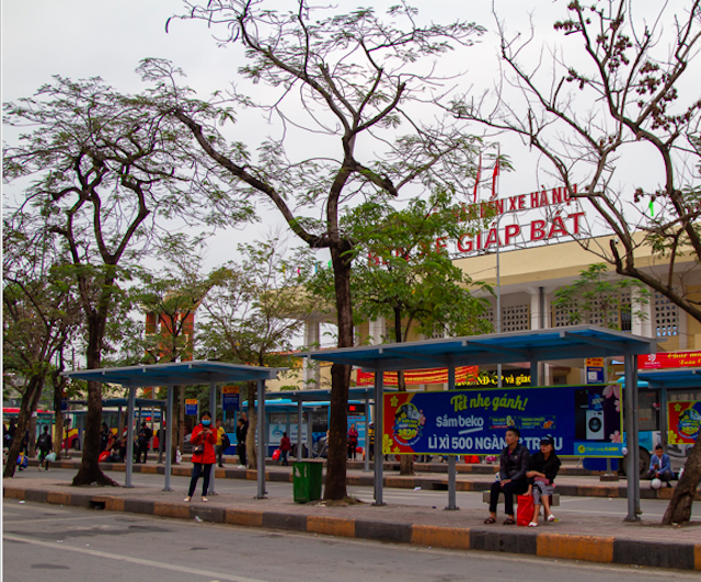 Lượng khách ra vào bến xe Nước Ngầm thưa thớt trong dịp Tết Dương lịch 2022.