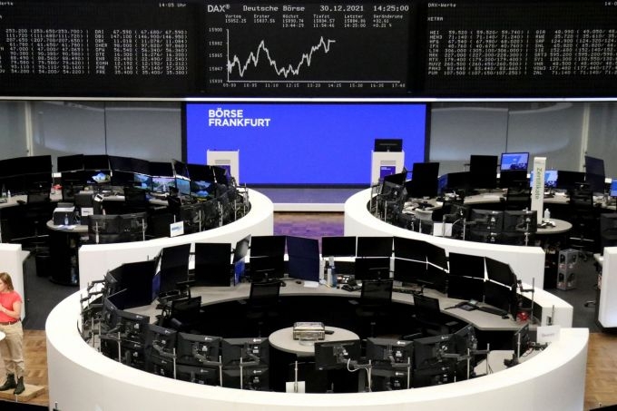 Chỉ số STOXX 600 toàn châu Âu tăng 0,6% lên 490,76 điểm, vào lúc 08 giờ 21 GMT, vượt qua mức cao kỷ lục trong tháng 11 là 490,58. ẢNH: AFP