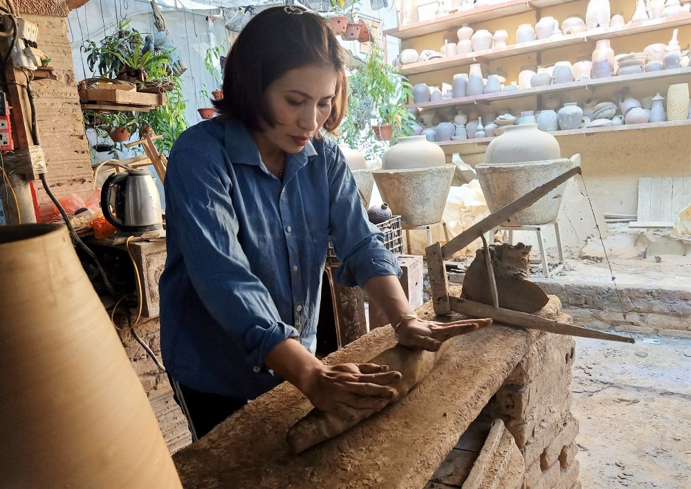 Thợ gốm tất bật ngày đêm để hoàn thành các đơn hàng từ khắp mọi miền đất nước.