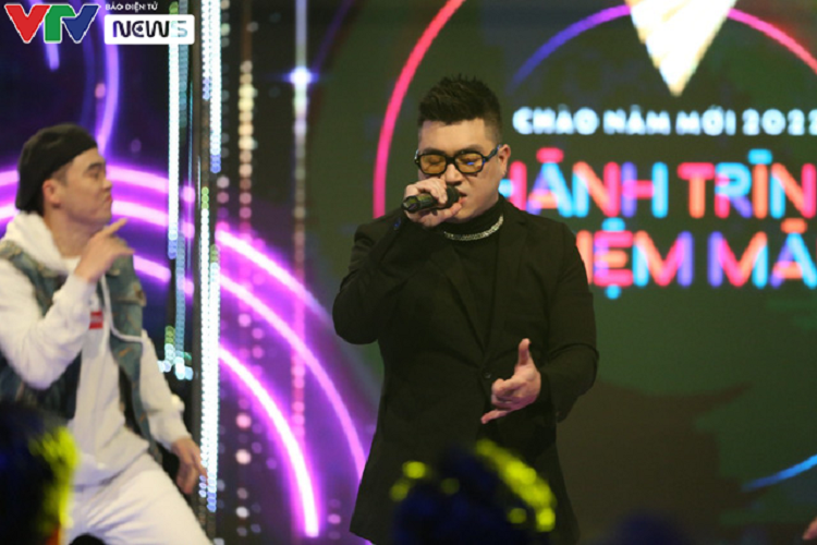 Chương trình âm nhạc đặc biệt Chào năm mới - Hành trình nhiệm màu là một điểm hẹn thu hút, là dịp giúp khán giả nhìn lại một năm 2021 đầy biến động thử thách và mang tới những điều vui tươi, lạc quan hướng tới một năm mới tích cực. Chương trình có sự tham gia của các nghệ sĩ nổi tiếng, chùm tiết mục cùng nhiều nội dung thú vị, bất ngờ và đặc biệt là phần tôn vinh tác giả, cá nhân ở 11 hạng mục giải thưởng Ấn tượng VTV - VTV Awards 2021. Cùng nhìn lại những khoảnh khắc đáng nhớ trong chương trình Chào năm mới - Hành trình nhiệm màu: Ca khúc Hành trình nhiệm màu do Phong Windy đã mang đến không khí sôi động cho buổi lễ trao giải VTV Awards năm nay.