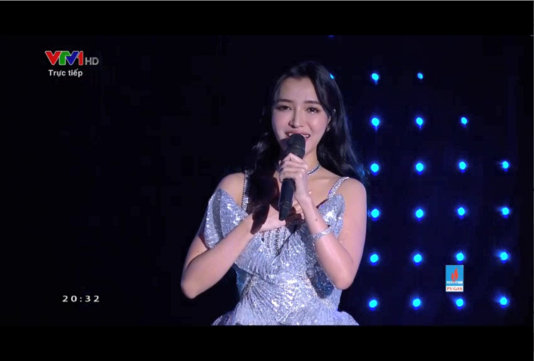 Bùi Bích Phương và rapper Phúc Du khiến không gian lễ trao giải VTV Awards sôi động hơn với những giai điệu bắt tai của ca khúc Diệu kỳ Việt Nam. Màn trình diễn được đầu tư với vũ đạo sáng tạo.