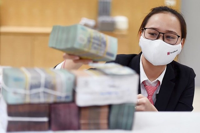 Chính phủ sẽ hỗ trợ lãi suất cho vay 2%/năm thông qua hệ thống các ngân hàng thương mại là 40.000 tỉ đồng tập trung vào các doanh nghiệp, hợp tác xã, hộ kinh doanh có khả năng trả nợ hoặc có khả năng phục hồi.