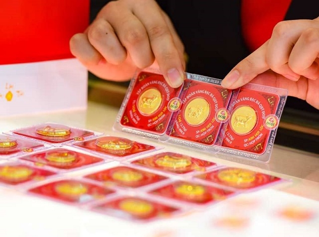 Giá vàng trong nước đồng loạt điều chỉnh giảm đến 100.000 đồng/lượng. (Ảnh: Int)