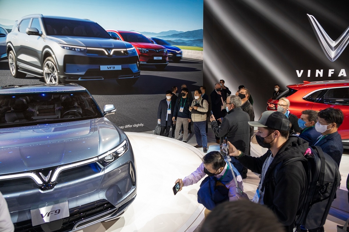 Cũng tại sự kiện VinFast Global EV Day, VinFast đã chính thức công bố giá bán và khởi động chiến dịch nhận đặt chỗ sớm cho hai mẫu xe VF 8 và VF 9 tại Mỹ, Châu Âu và Việt Nam.