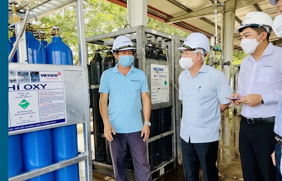 Phó Thủ tướng yêu cầu Bộ Công Thương nếu cần thiết có thể hạn chế xuất khẩu oxy.