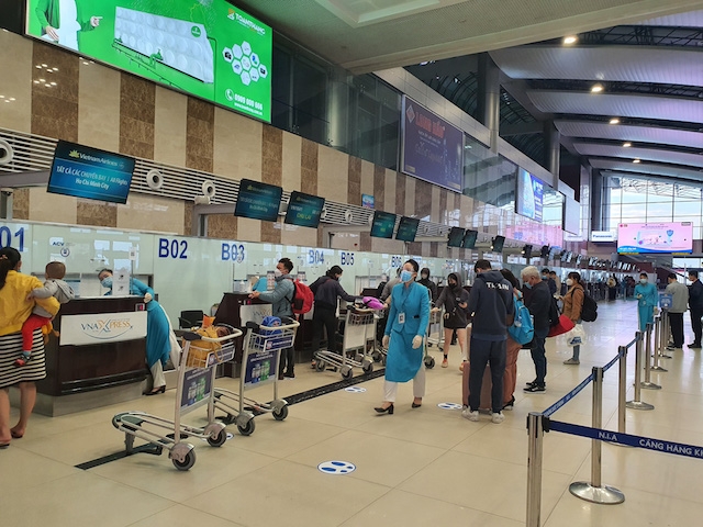 Đang vào mùa cao điểm nhưng nhiều sân bay vẫn vắng khách do người dân hạn chế đi lại để phòng chống dịch.