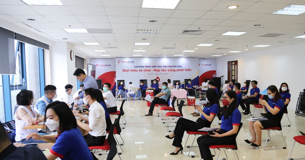 Gần 100 tình nguyện viên tham gia đến từ Trụ sở chính Co-opBank, Chi nhánh Sở giao dịch, Chi nhánh Hai Bà Trưng hiến máu.