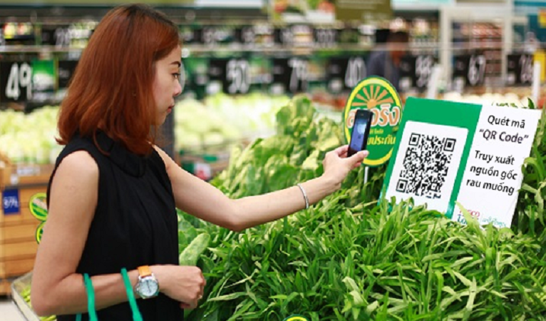 Quét mã QR là một trong những cách giúp người tiêu dùng nắm được thông tin về nguồn gốc, xuất xứ sản phẩm.